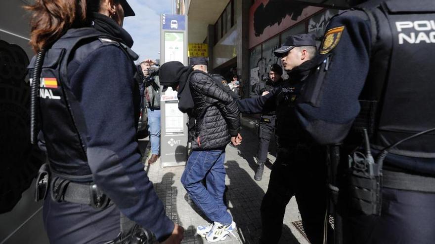 Golpe policial a la banda juvenil El Caserío 24/7 asentada en antiguas sucursales bancarias okupadas de Palma