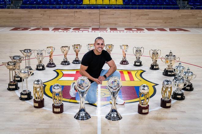Ferrao, André Coelho y Jesús Velasco se despiden del Barça fotografiándose con todos sus trofeos.