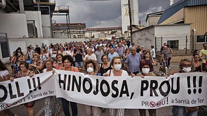 Manifestació veïnal per protestar per les molèsties que causa la fàbrica paperera.