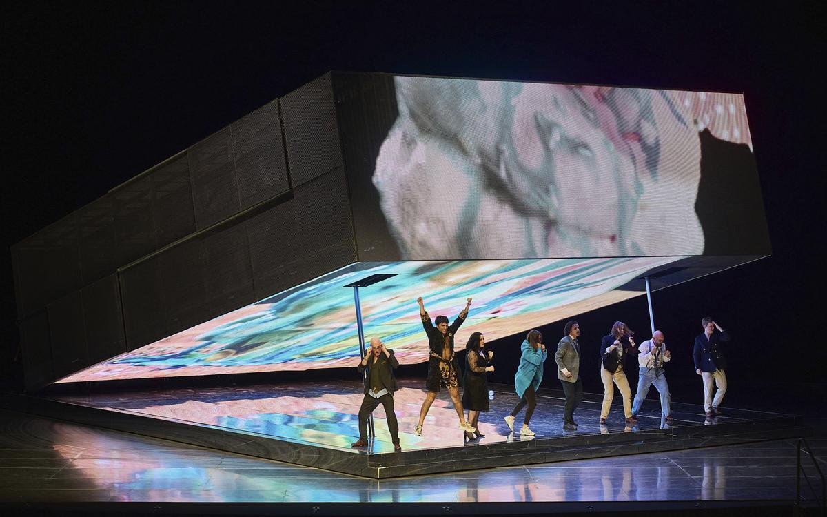 Rebecca Ringst's scenery has concomitance with that ephemeral Pavilion of Saudi Arabia in the Universal Dubai exhibition of 2020 on whose inclined facade highlighted a huge screen.