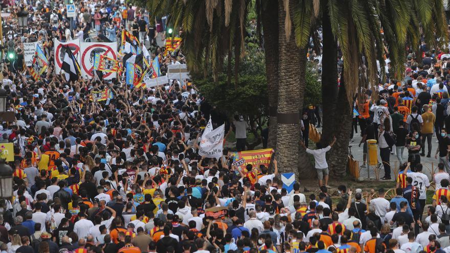 Las imágenes de la marcha de la afición valencianista contra Lim