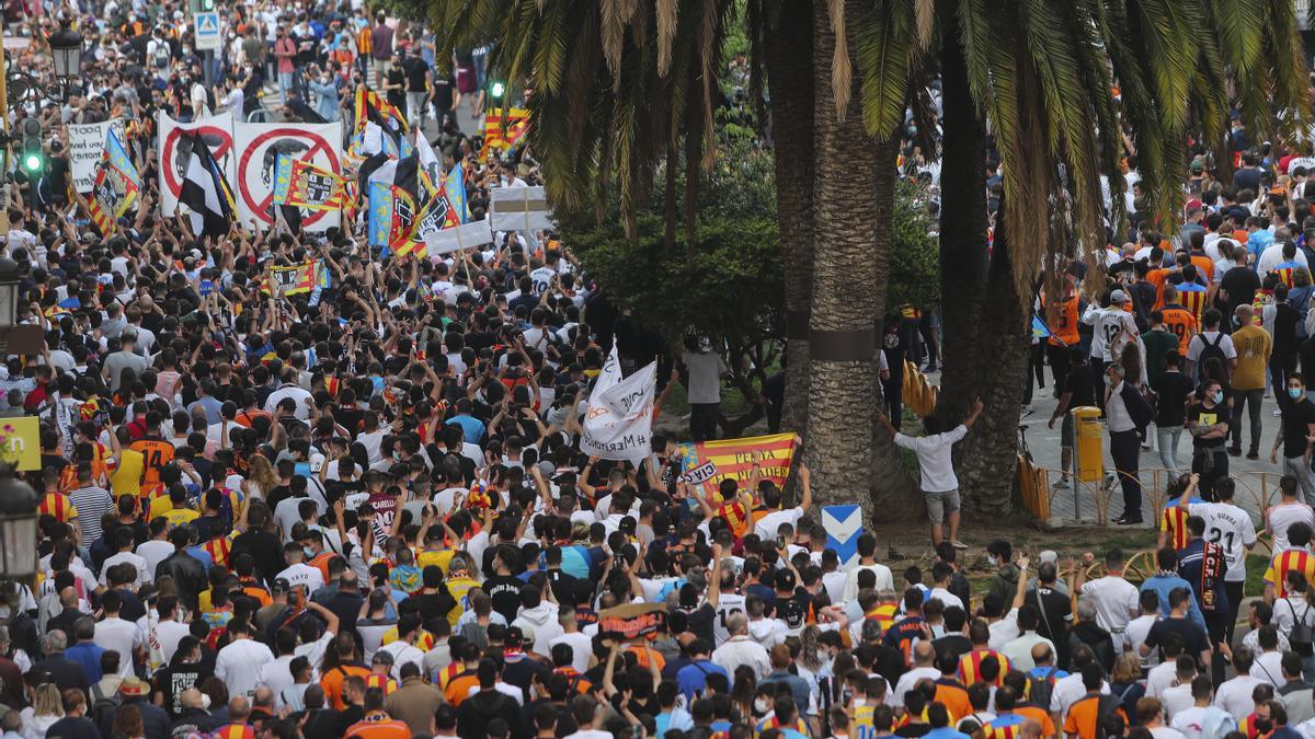 Las imágenes de la marcha de la afición valencianista contra Lim