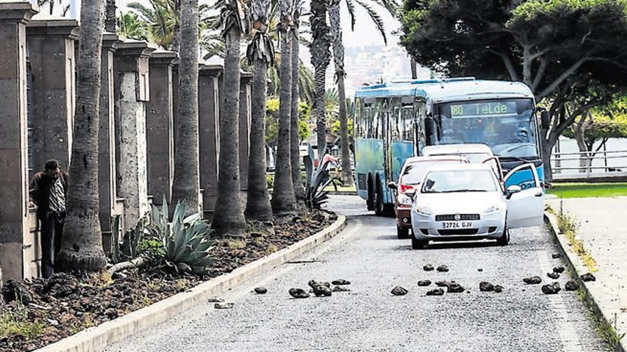 Un hombre paraliza el tráfico en una vía con piedras en la calzada