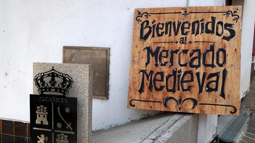 Alcañices viaja a la Edad Media: más de 70 puestos llenan de ambiente el mercado de San Mateo
