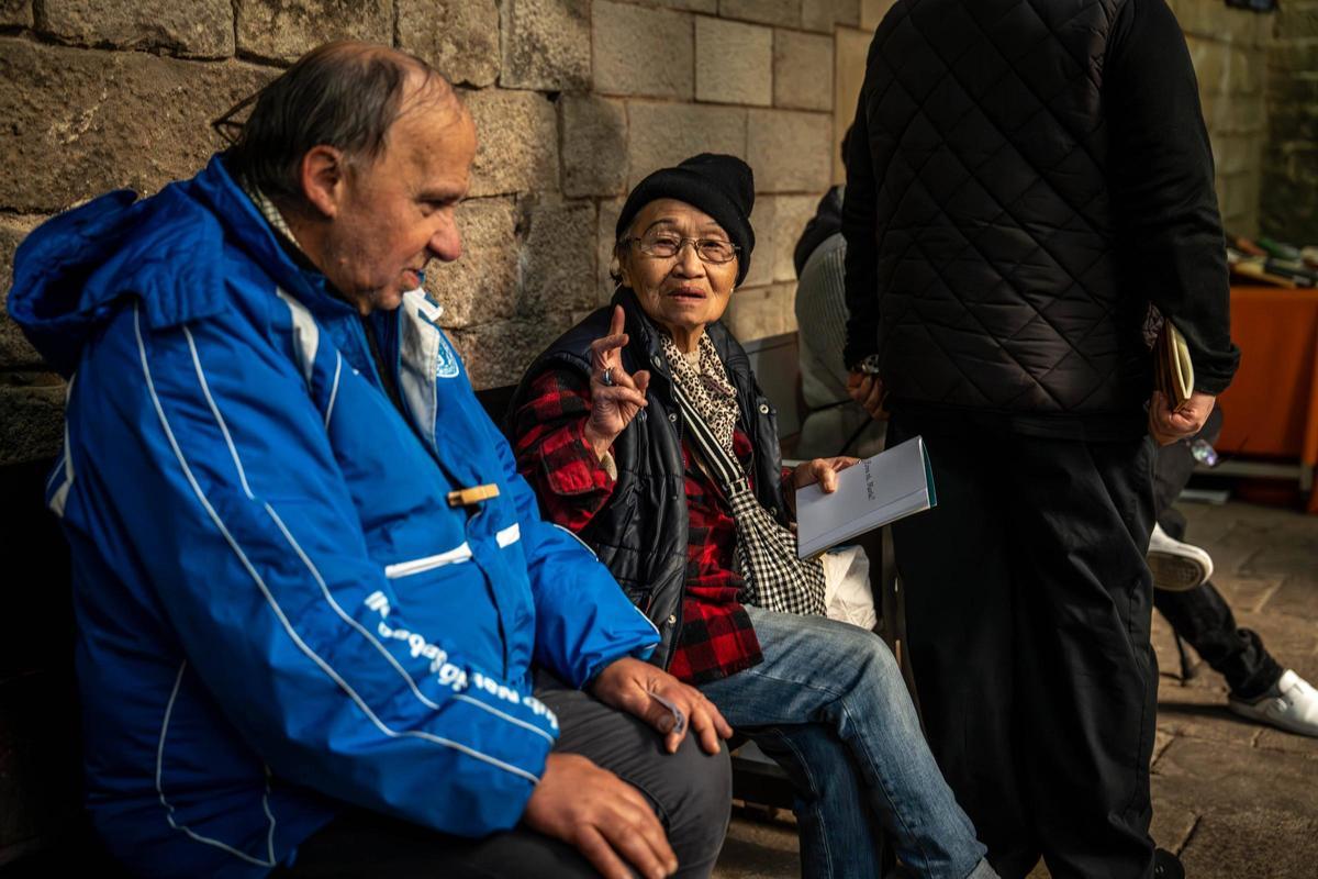 Usuarios esperando el momento en que las voluntarias y voluntarios les sirvan el desayuno.