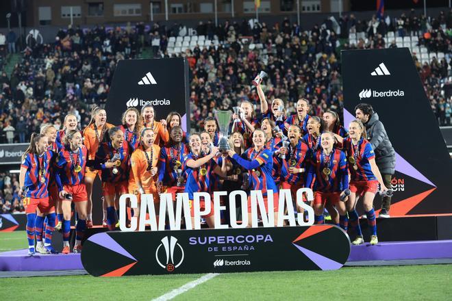 Galería | La celebración del Barcelona tras ganar la Supercopa de España en Castelló