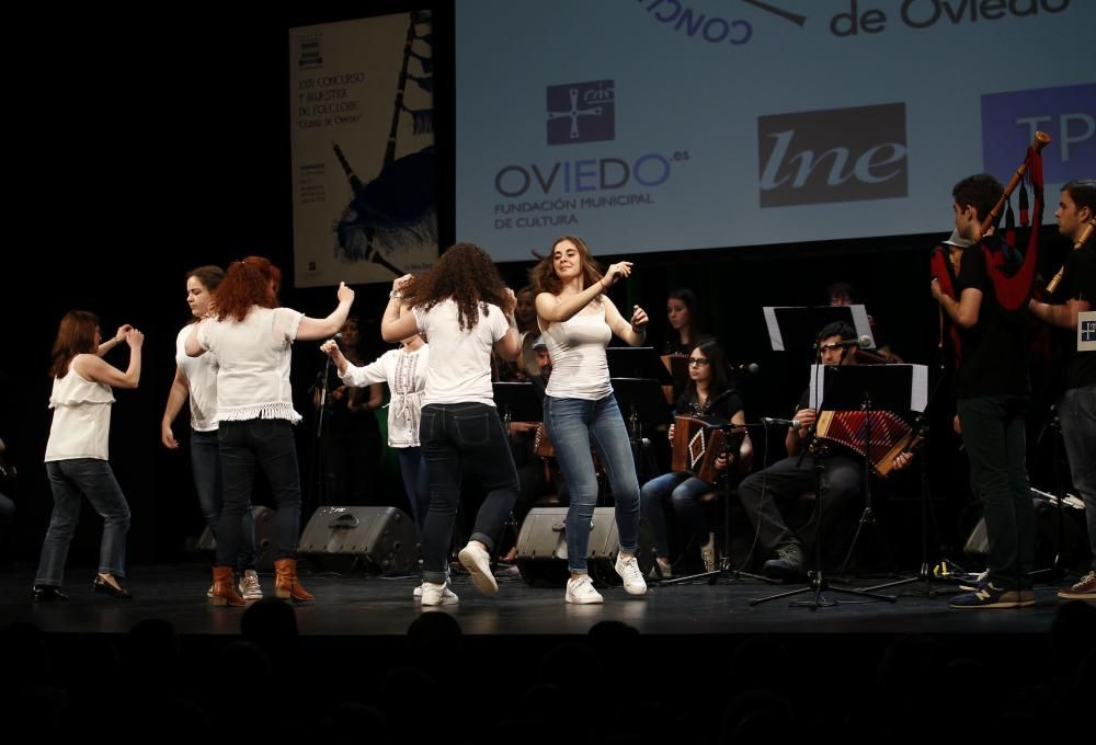 Ceremonia de entrega de los premios del XXIV concurso y muestra del Folclore Ciudad de Oviedo