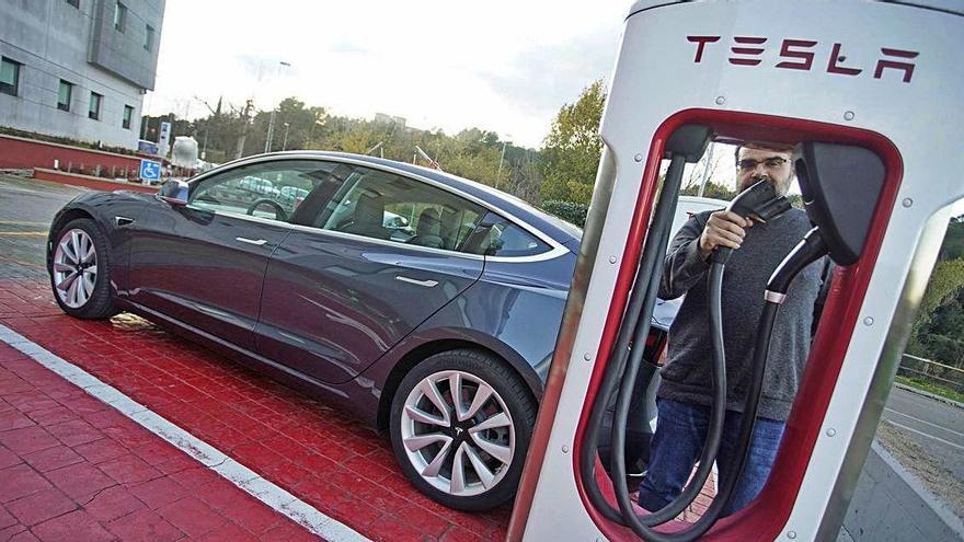 La venda de cotxes elèctrics (a la imatge un Tesla a Girona) ha crescut un 50%