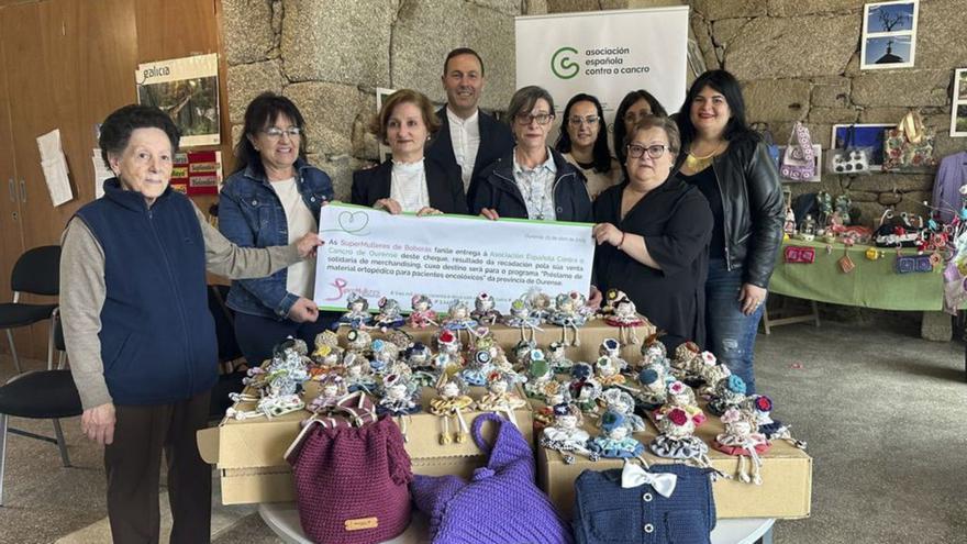 Las «supermulleres», en la entrega del cheque. | FdV
