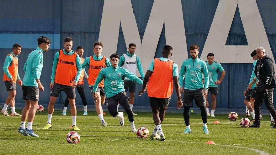 Pellicer observa la evolución de sus jugadores durante el entrenamiento de este viernes.
