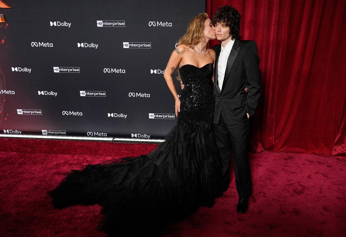 La cantante Miley Cyrus besa a su novio Maxx Morando en la alfombra roja del estreno de la película «Avatar: Fire and Ash» el lunes 1 de diciembre de 2025 en el Dolby Theatre de Los Ángeles.