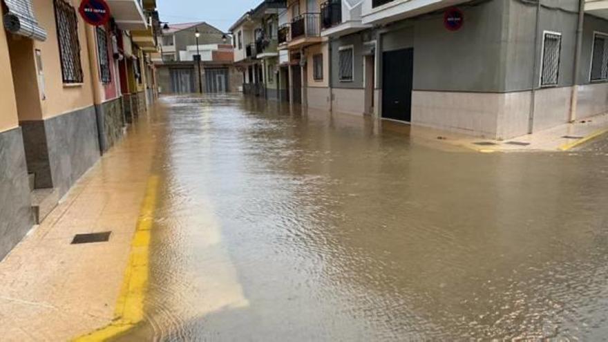 Una calle de Rafelguaraf inundada en la mañana de ayer.