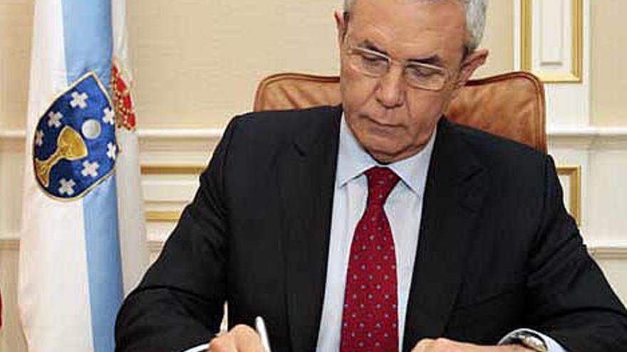 Emilio Pérez Touriño, ayer, durante la firma del decreto de convocatoria electoral en Raxoi.