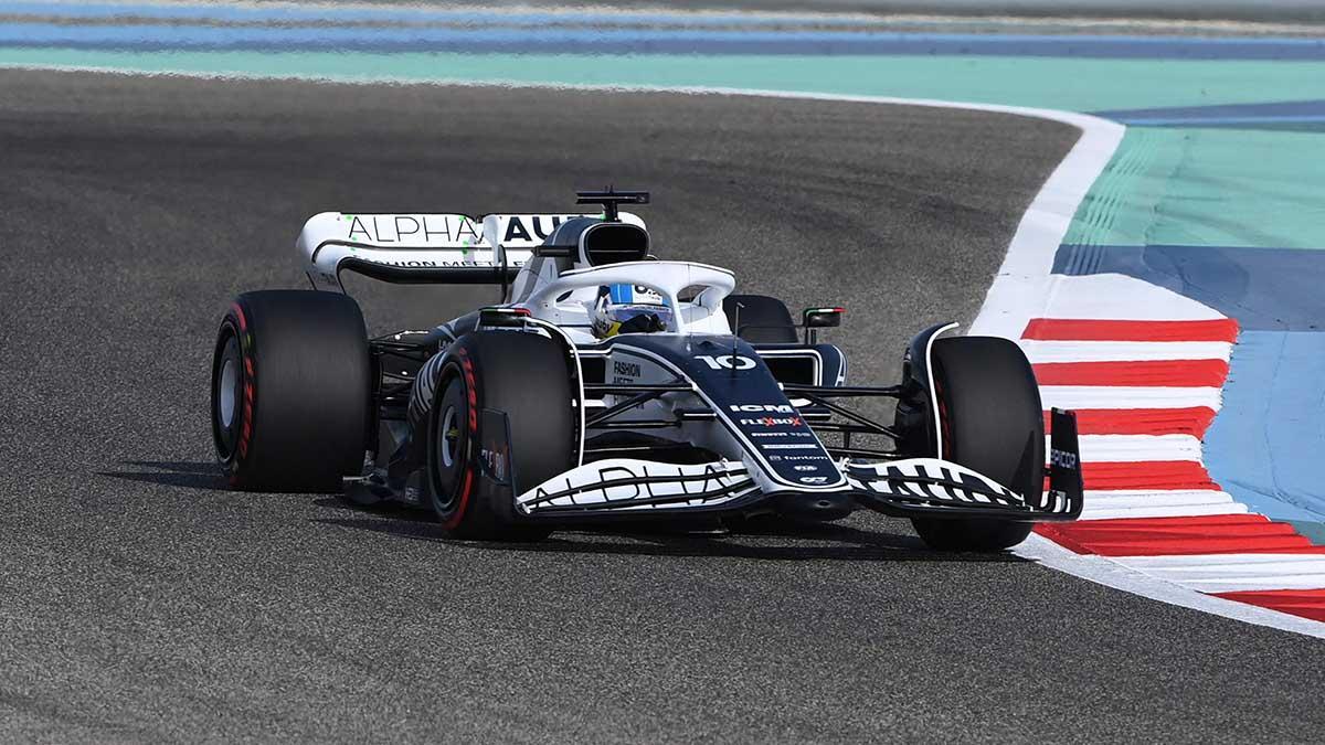 Así es el coche de Alpha Tauri para el Mundial F1 2022. En la imagen, Fernando Alonso durante el GP de Bahréin.