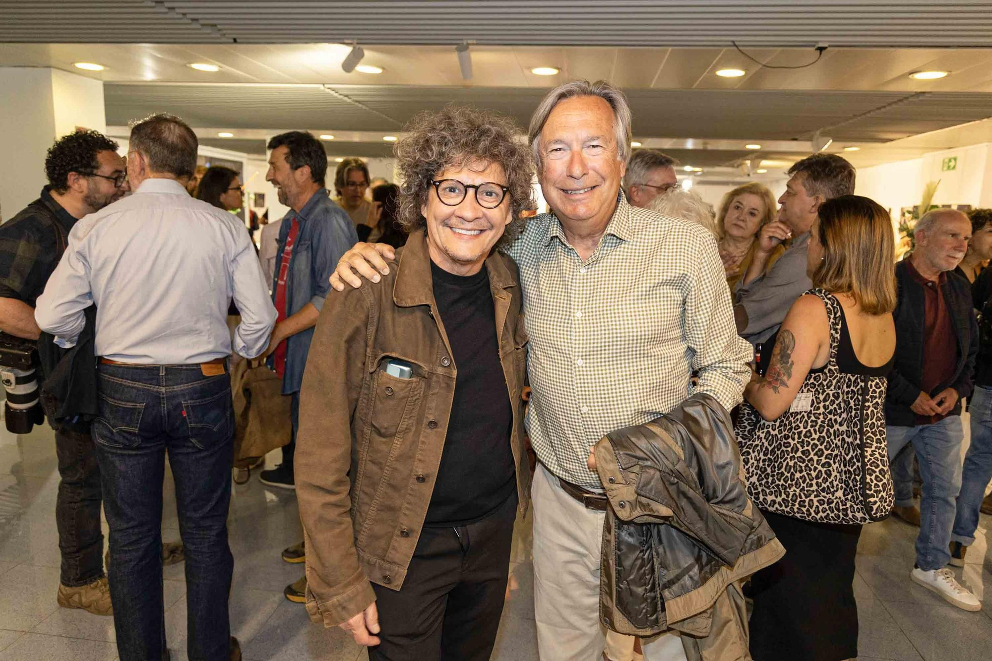 lleno total en la inauguración de INFotoperiodistas 2024,. un año de fotografía de prensa en Alicante