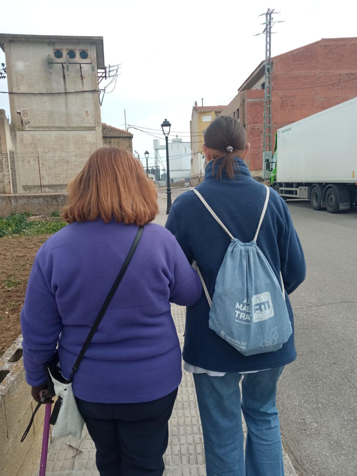 Foto acompanyant a una dona en un municipi de l'Alt Maestrat.
