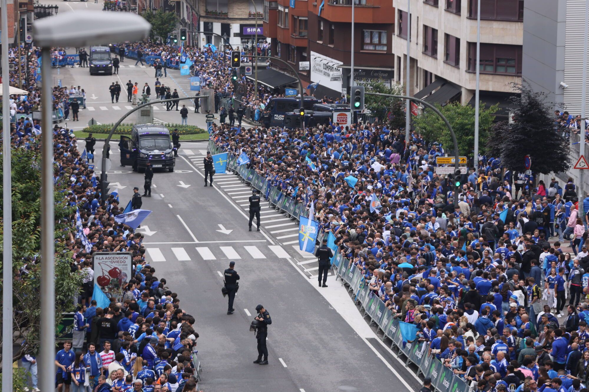 Así fue el recibimiento de la afición al Real Oviedo y toda la previa del último partido de la temporada