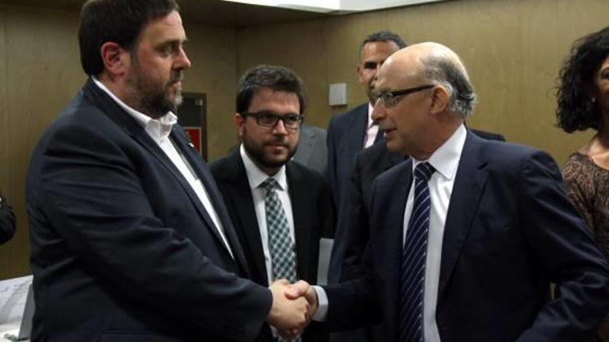 El ministre d&#039;Hisenda, Cristóbal Montoro, i el vicepresident català, Oriol Junqueras, en imatge d&#039;arixu.