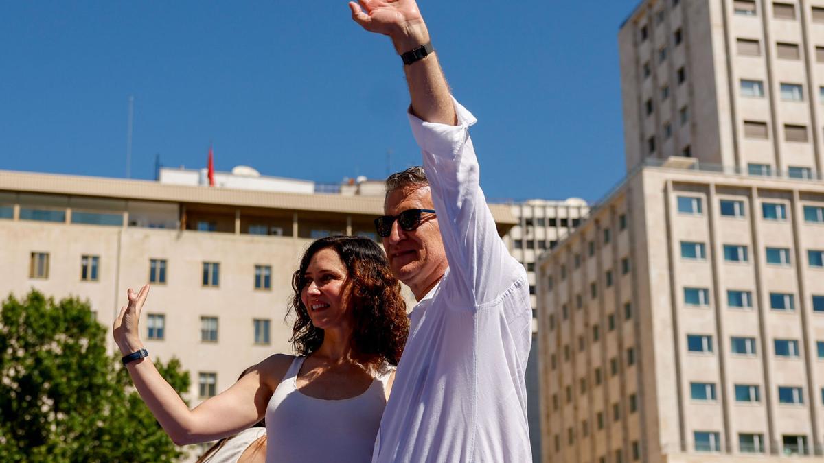 El líder del PP, Alberto Núñez Feijóo, junto a la presidenta de la Comunidad de Madrid, Isabel Díaz Ayuso, durante la manifestación este domingo.