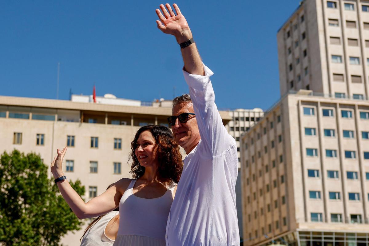 El líder del PP, Alberto Núñez Feijóo, junto a la presidenta de la Comunidad de Madrid, Isabel Díaz Ayuso, durante la manifestación  este domingo.