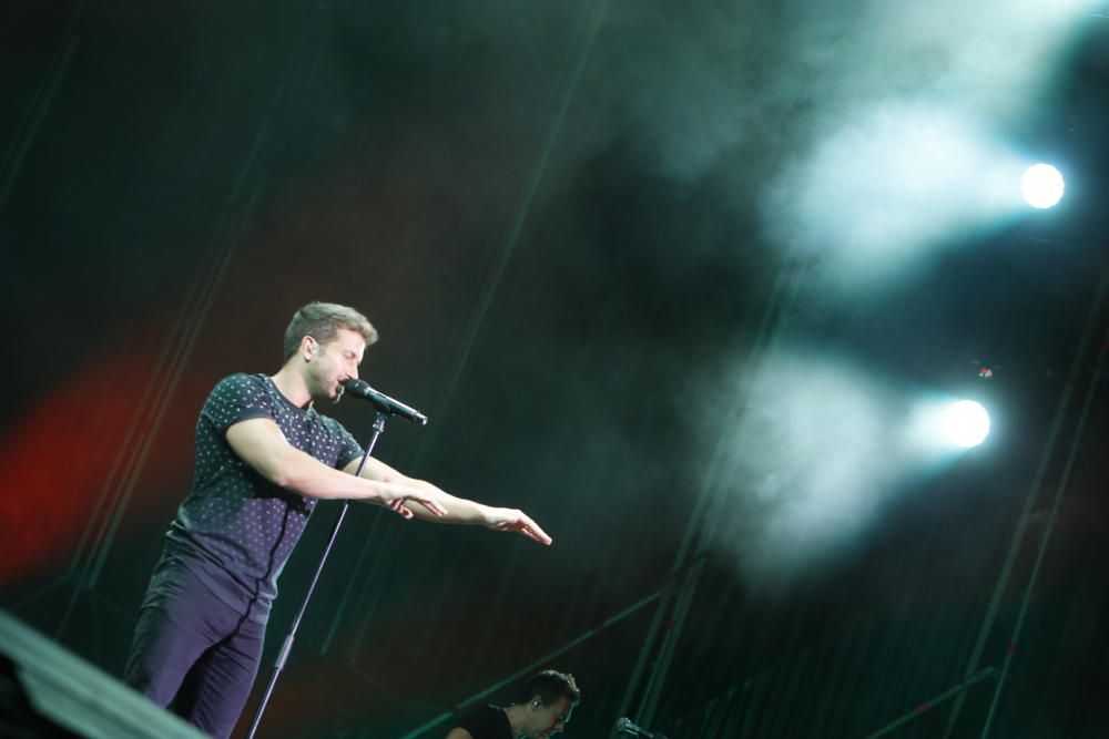 Un momento del concierto  de Alborán en la Plaza de Toros de Alicante.