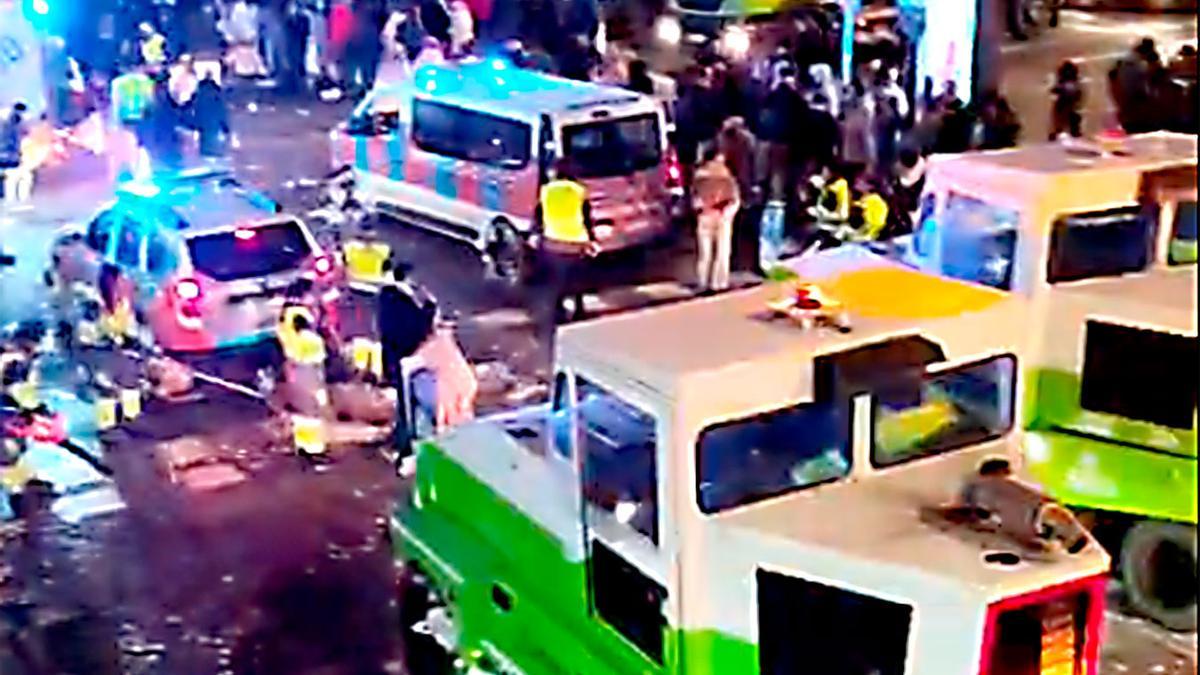 VÍDEO | Operativo de Lipasam limpiando las calles tras el paso de la Cabalgata en Sevilla