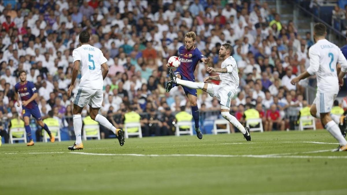 Una imagen del partido del Bernabeu entre el Madrid y el Barça de la Supercopa.