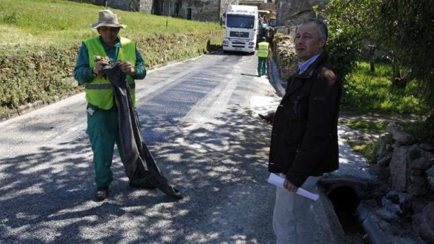 El concejal de Medio Rural visitó los trabajos que arrancaron el viernes en Orazo.  // Bernabé/Cris M.V.