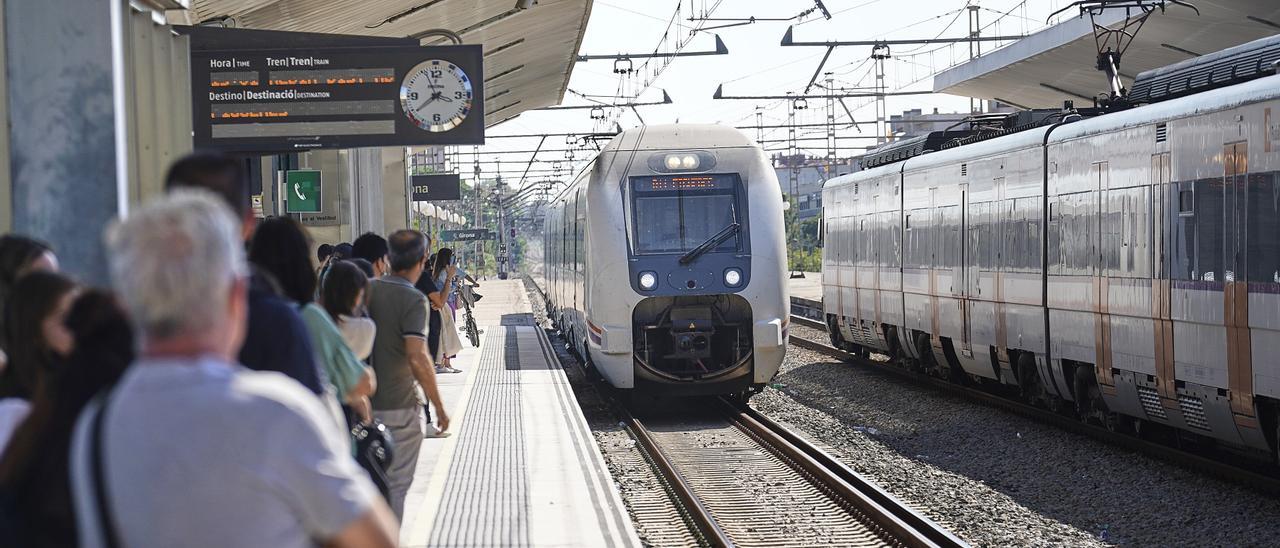 Viatgers esperant el tren a l&#039;estació de Girona