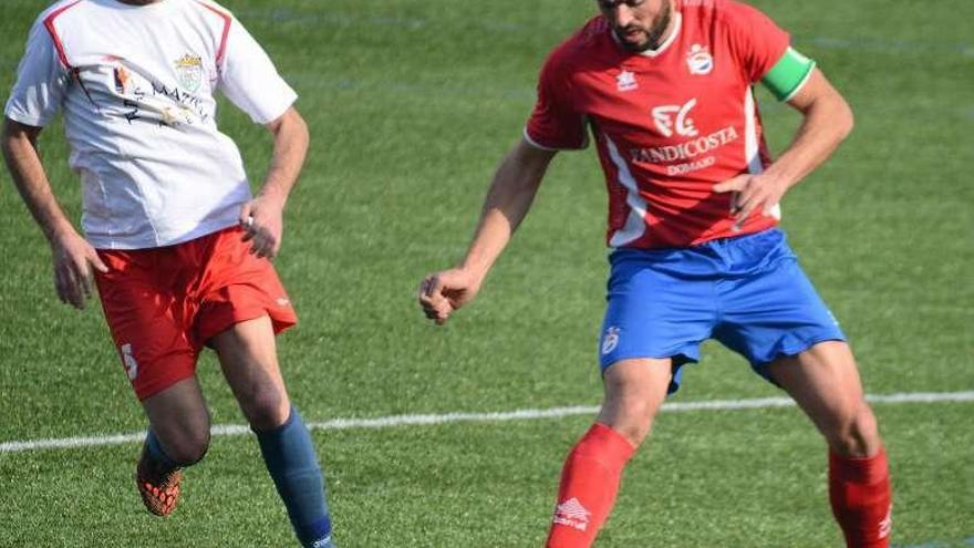 Moi controla el balón ante un futbolista del Monterrey. // Gonzalo Núñez