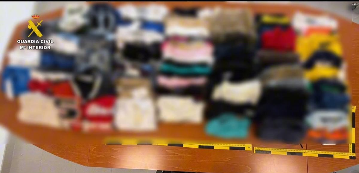 Ropa de conocidas marcas sustraídas por este ladrón en tiendas del Mallorca Fashion Outlet.