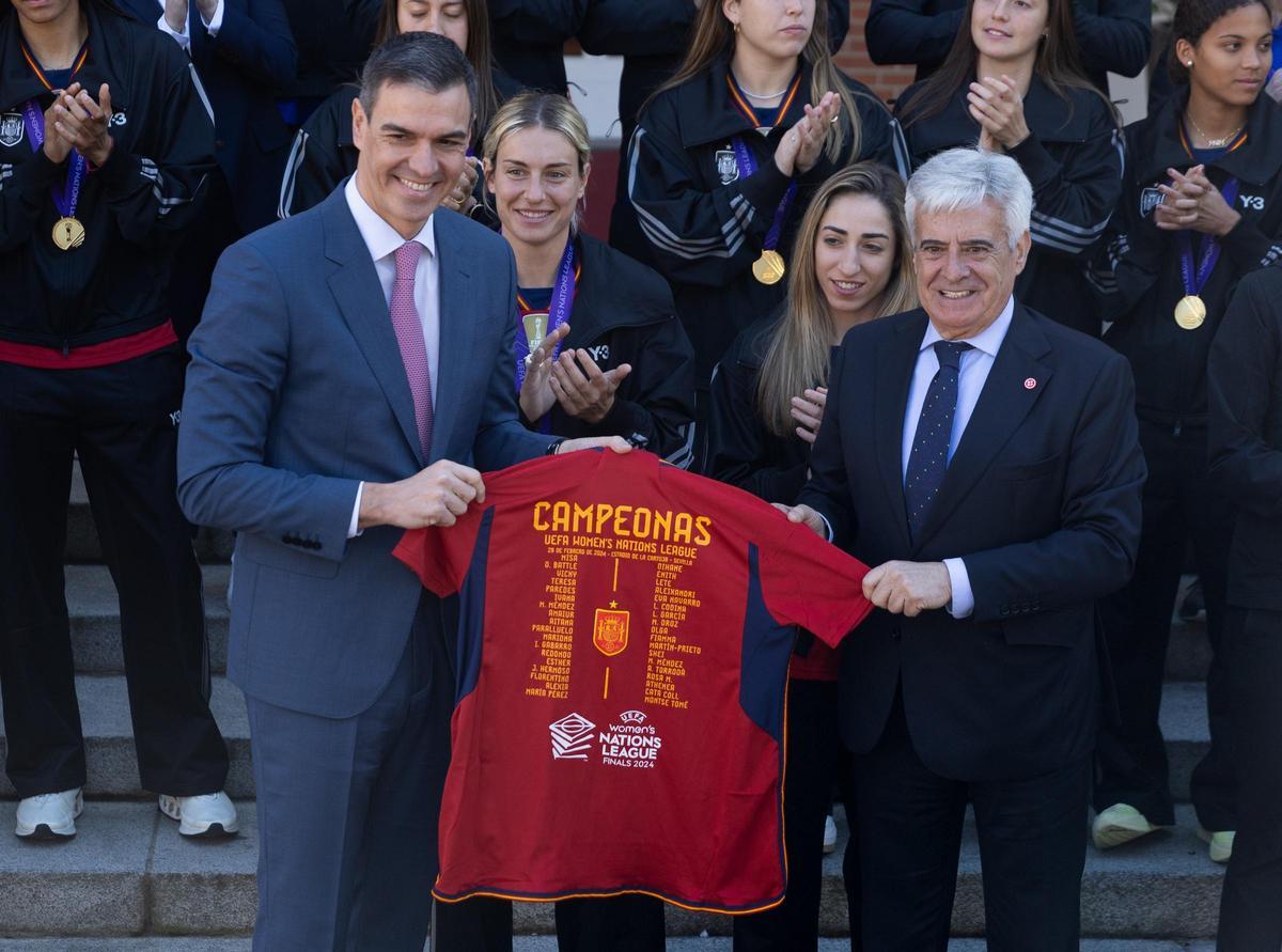 Pedro Sánchez recibe a la selección femenina de fútbol