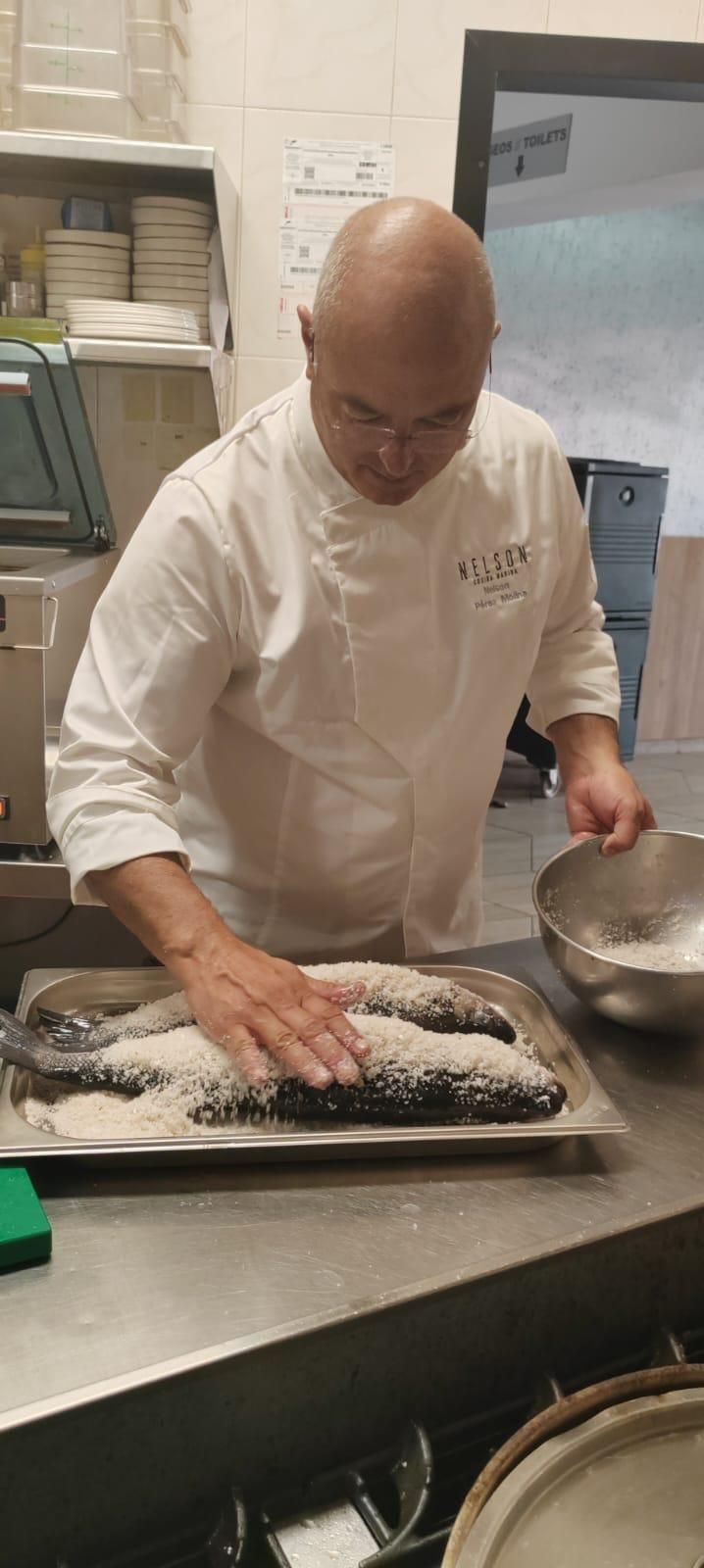 El chef Nelson Pérez prepara la lubina criada en Arinaga