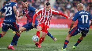 Jugada protagonizada por Borja García, el ’10’ del Girona, ante el Huesca.