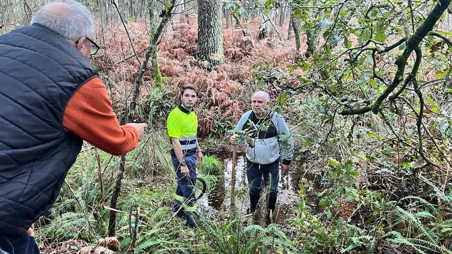 Iván Caamaño buscando el manantial junto a los vecinos.