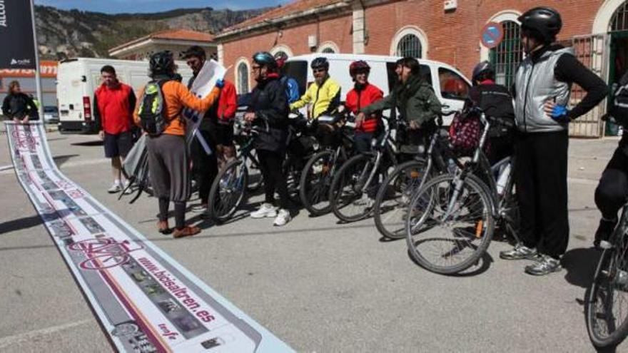 Una marcha ciclista reivindica la mejora del tren Alcoy-Xàtiva