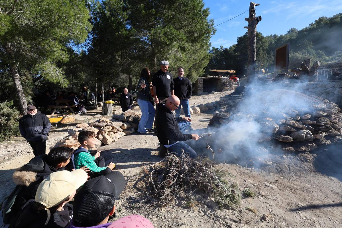 Instante del encendido de la sitja en Santa Agnès.