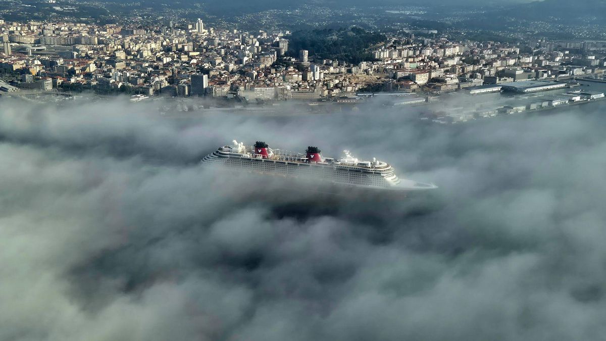 El &#039;Disney Fantasy, a su salida de Vigo, captado por el helicóptero &quot;Pesca 1&quot;. 7 agosto 2025. Gardacostas de Galicia