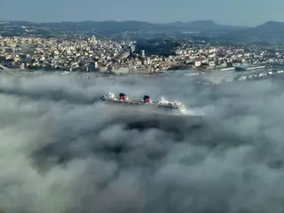 Ni la IA puede crear este algodonado manto de niebla, casi de película, que arropa a Vigo