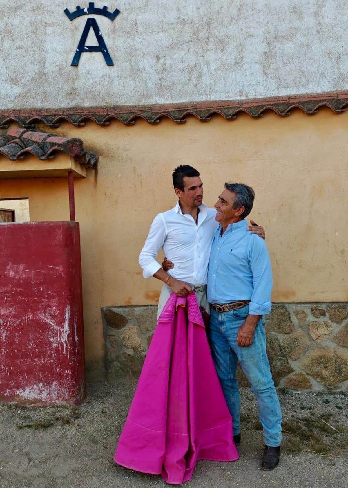 El diestro alicantino y el ganadero, en la finca de Victorino Martín