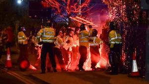 Los aficionados del Legia lanzaron misiles a los policías minutos antes del partido de la Conference League contra el Aston Villa (2-1)