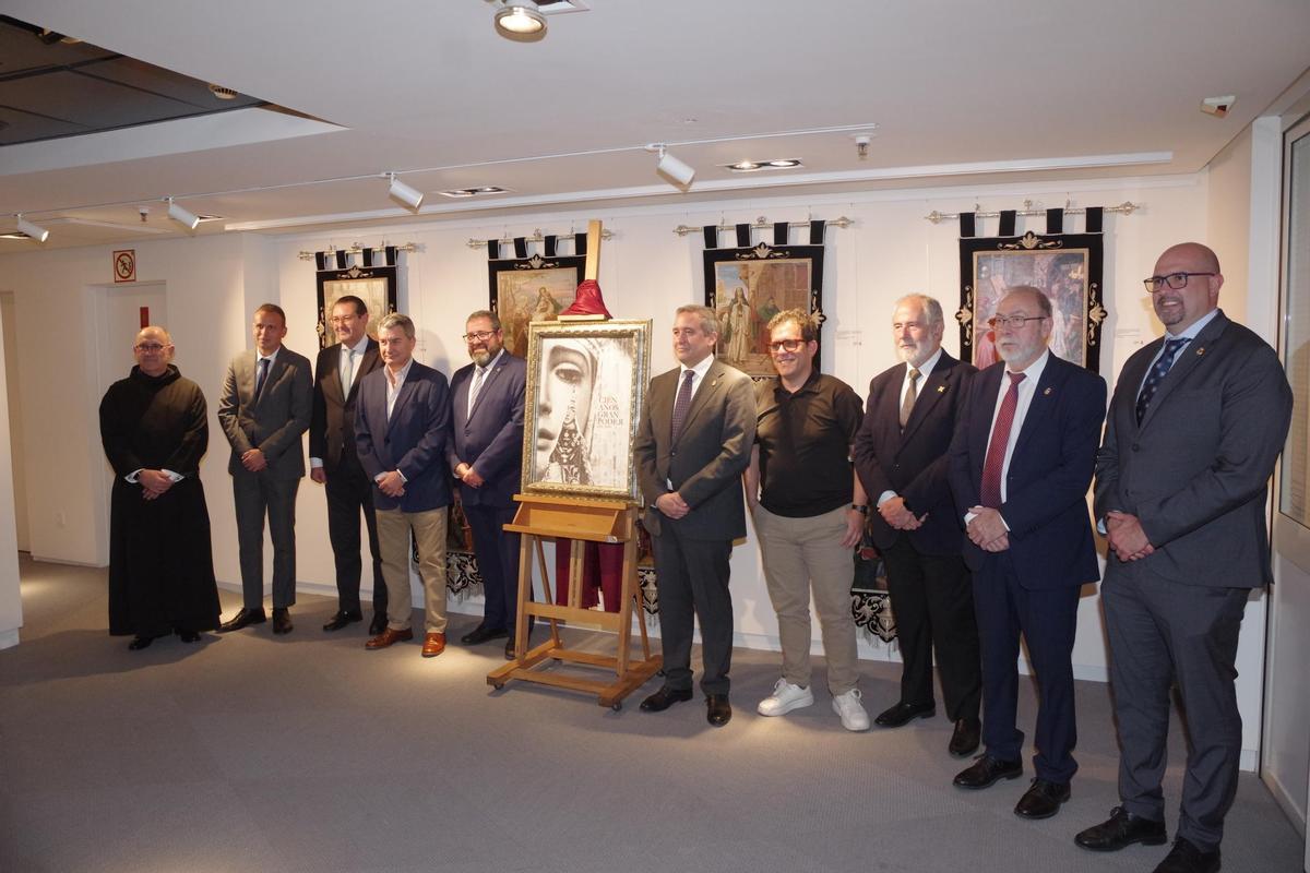 Foto de familia de la inauguración de la exposición 'Aquella Virgen del Perchel' de la cofradía de la Misericordia