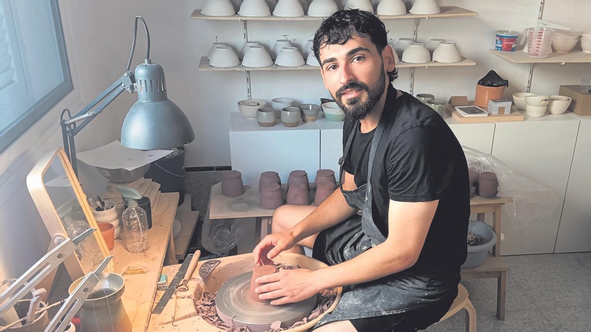 El ceramista Miguel Coll en su taller de Son Espanyolet.