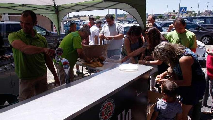 A la izquierda, trabajadores de Aki atienden a los clientes en la barra. A la derecha, público a las puertas del establecimiento