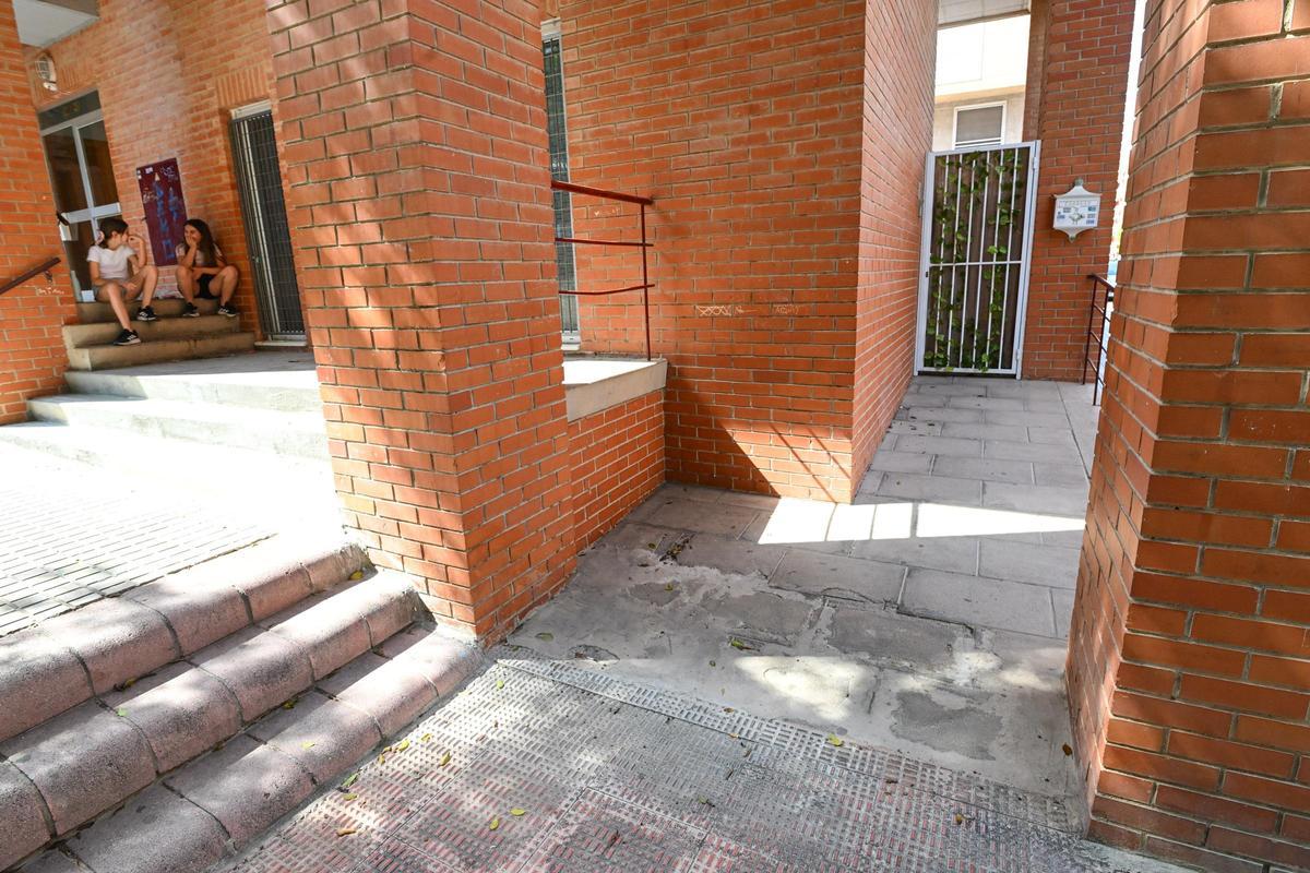 Uno de los accesos al edificio.