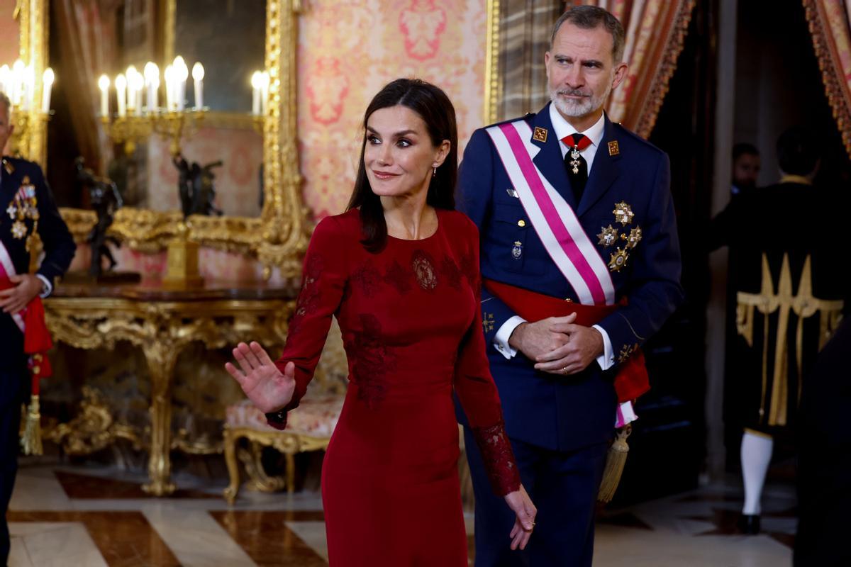 MADRID, 06/01/2023.- El rey Felipe VI y la reina Letizia, durante la recepción a autoridades con motivo de la celebración de la Pascua Militar este viernes en el Palacio Real de Madrid. EFE/ Chema Moya / POOL