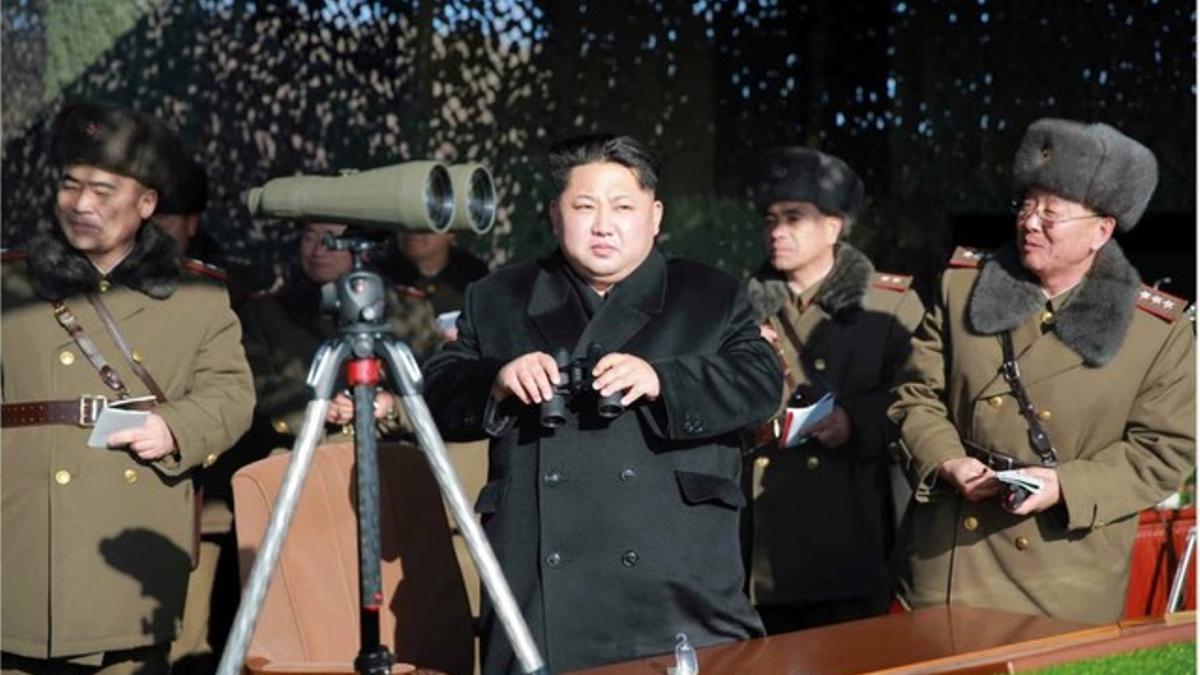 El líder norcoreano Kim Jong-un observa un concurso de artillería militar en Corea del Norte, en una imagen facilitada el martes día 5.