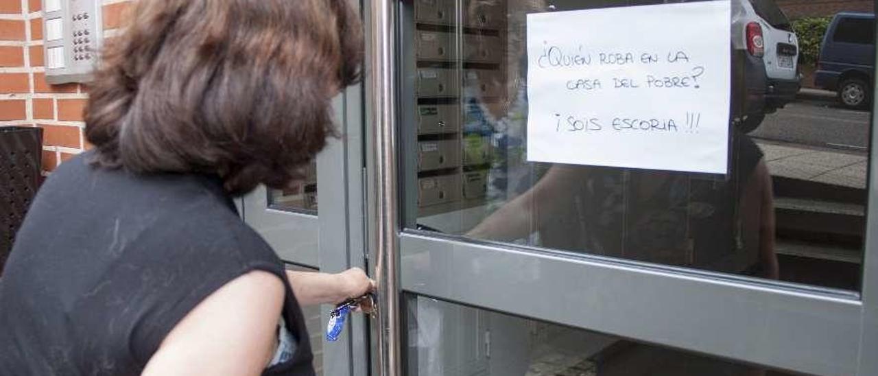 El cartel colocado por los vecinos en el edificio en el que se produjeron los robos.