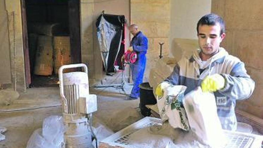 Operarios trabajando en un pasillo de la planta baja del monasterio de Corias.