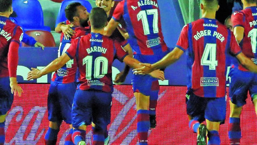 Los futbolistas del Levante celebran uno de los tres tantos que le endosaron a la Real Sociedad en su estadio.